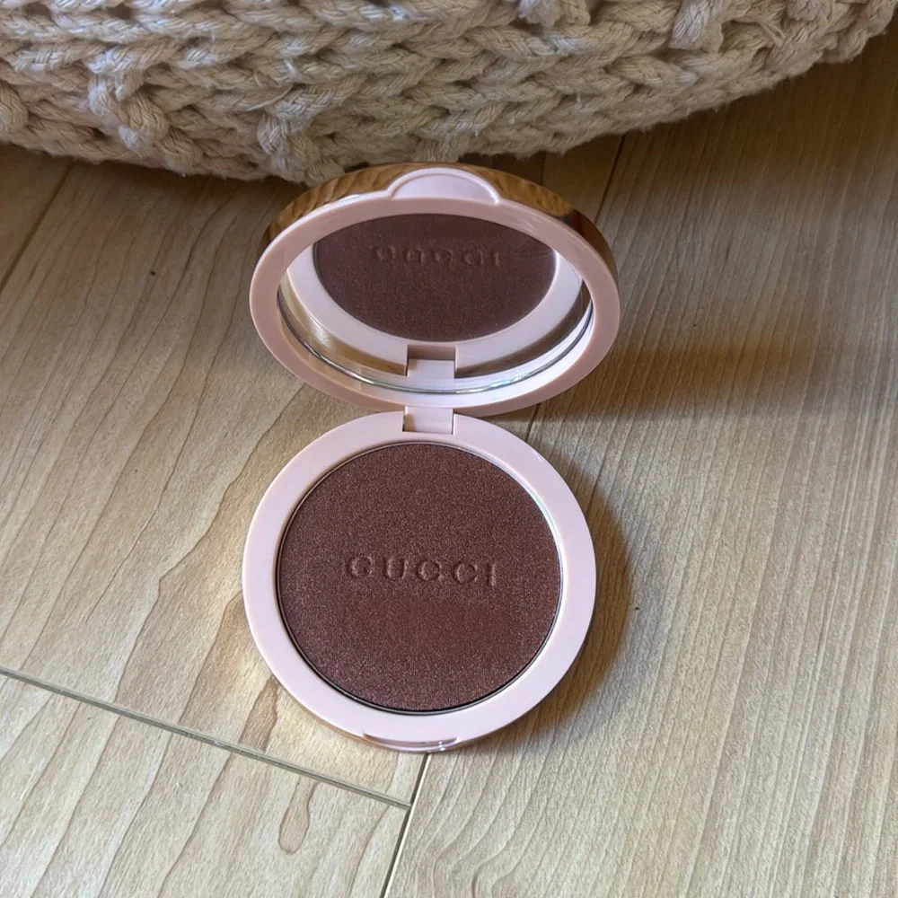 Gucci glow highlighter warm bronze